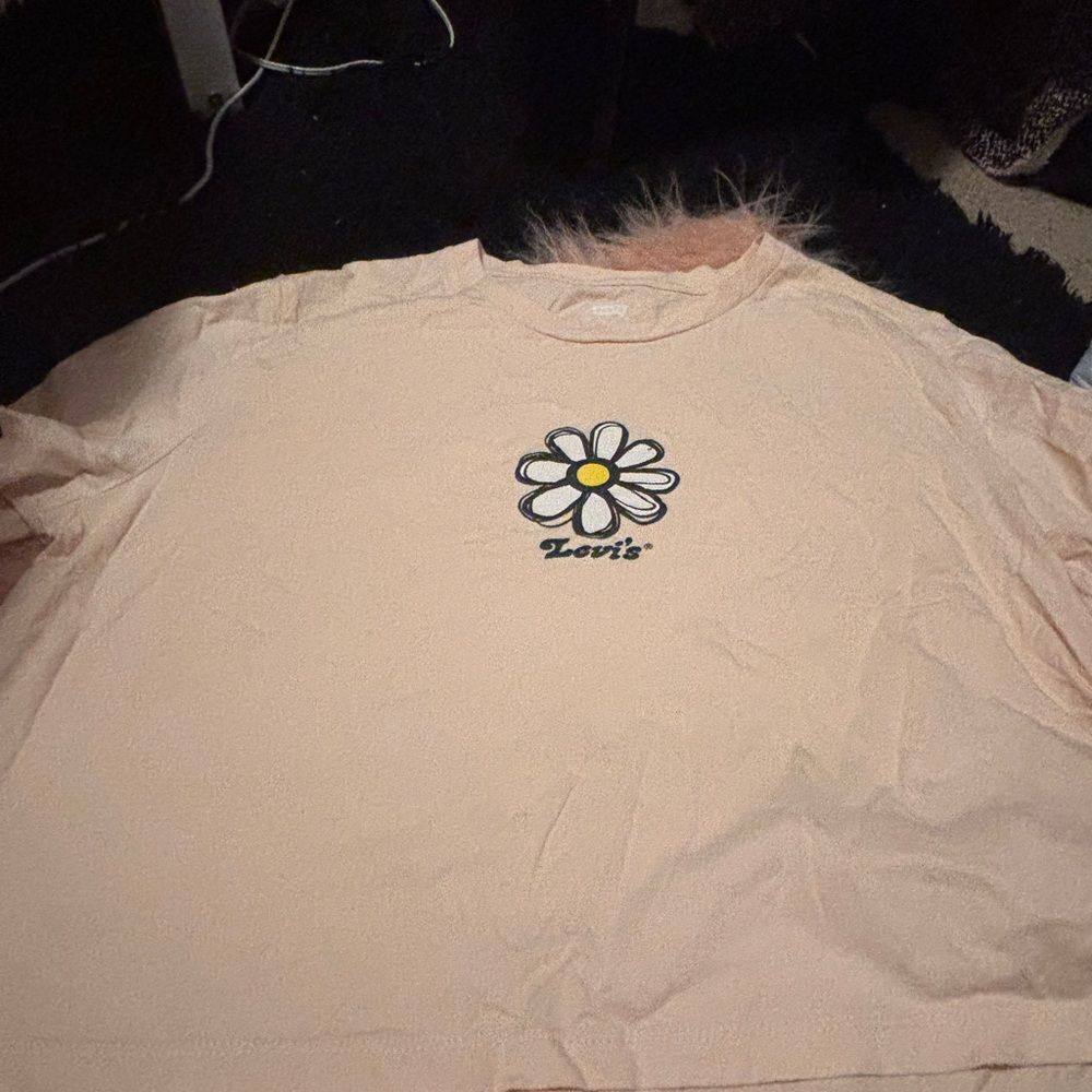 Levi’s cropped t-shirt with Daisy!!!